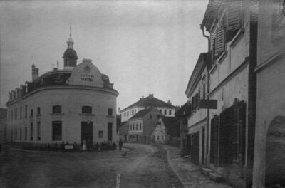 Hrvatska Kostajnica - Glavna ulica s novom zgradom gostione 