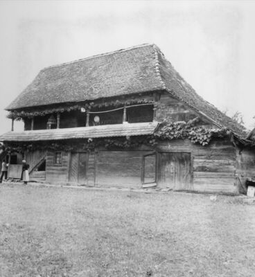 Gušće (Sisak) - Dvorišno pročelje katnice kbr. 302; vlasnica