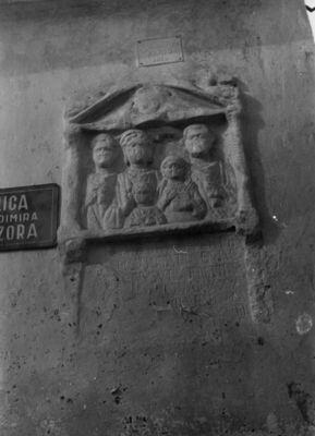 Jasenovac - Zgrada škole, detalj: antikni reljef uzidan u pr