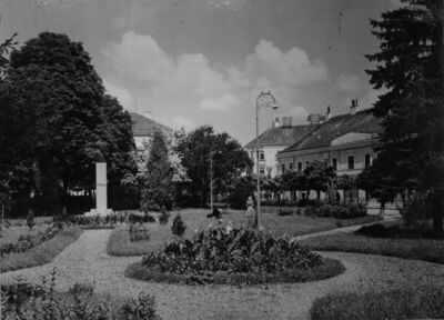 Sisak - Jelačićev trg s parkom i bistom Petra Karađorđevića