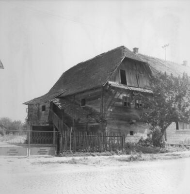 Odra Sisačka (Sisak) - Ulično pročelje napuštene drvene katn