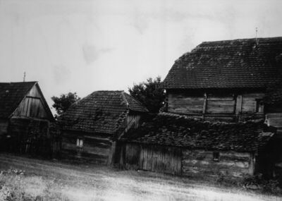Gušće (Sisak) - Drvena katnica kbr. 128 s gospodarskim zgrad