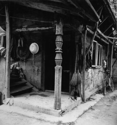 Gušće (Sisak) - Stup na strelicu - nosač krovišta nad stubiš