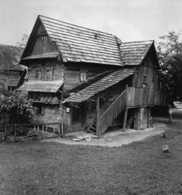 Gušće (Sisak) - Drvena katnica kbr. 177; pod strehom košnice