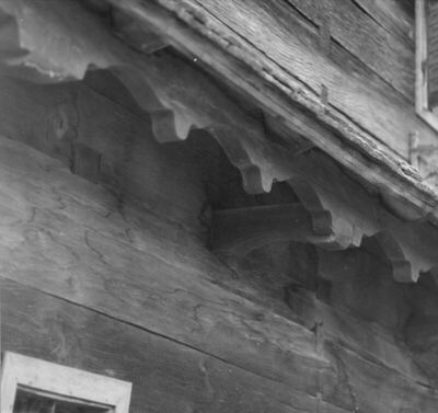 Greda Sunjska (Sunja) - Detalj izrezbarene konzolne mosnice 