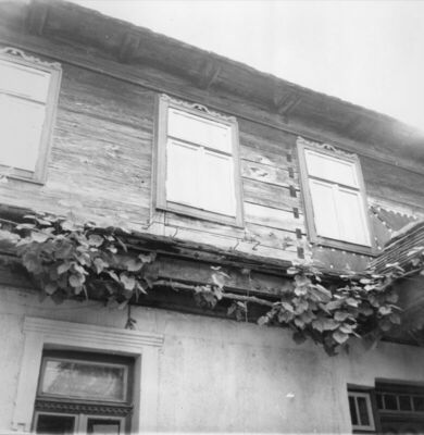 Gušće (Sisak) - Prozor kata kuće kbr. 193 s barokiziranim uk