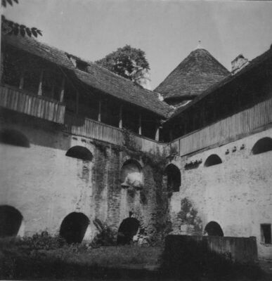 Sisak - Stari grad - Detalj: pogled na unutarnje dvorište pr