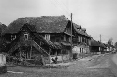 Lekenik - Dio naselja, prva u nizu brvnara s bočnim dvostran