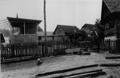 Hrastovica (Petrinja) - Stara drvena i nova zidana kuća s go