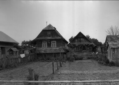 Drenov Bok (Jasenovac) - Drvene kuće sa svojim okućnicama, s