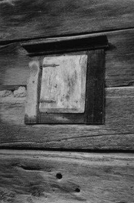 Bok Palanječki (Martinska Ves) - Detalj drvene kuće: prozor 
