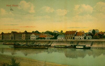 Sisak - Veduta grada uz lučki nasip sa zgradom Domobranske v