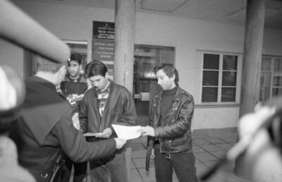 Srbi iz Okučana dobivaju Domovnice, svibanj 1995.