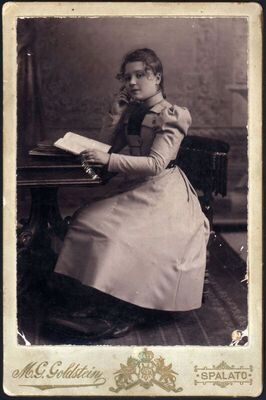 Djevojka s knjigom