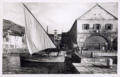 Hvar- Luka pred kazalištem