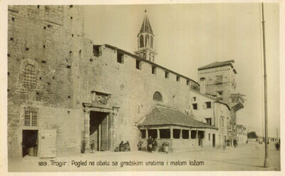Trogir - Pogled na obalu s gradskim vratima i malom ložom