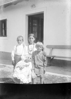 Dragica Jakić i dvoje djece