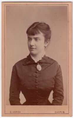 Djevojka s medaljonom