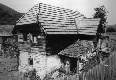 Komora (Dvor na Uni) - Kuća Vojina Savića, drvena kuća s pri