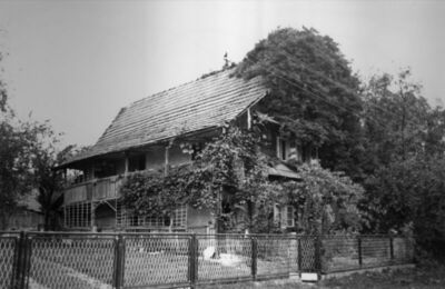 Repušnica (Kutina) - Drvena stambena katnica srasla s okolno