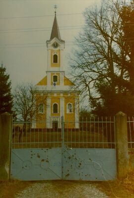Krapje (Jasenovac) - Župna crkva sv. Antuna Padovanskog; pri