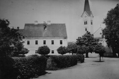 Sisak - Jelačićev trg sa župnom crkvom Sv. Križa i župnim dv