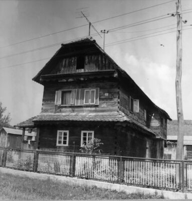 Krivaj Sunjski (Sunja) - Ulično pročelje drvene katnice kbr.
