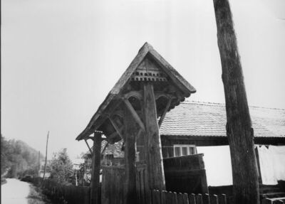 Buzeta (Glina) - Vratnice na ulazu u okućnicu kuće kbr. 44, 