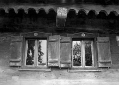 Krapje (Jasenovac) - Drvena katnica, detalj glavnog pročelja