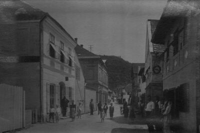 Hrvatska Kostajnica - Glavna ulica sa starim kućama s cimeri