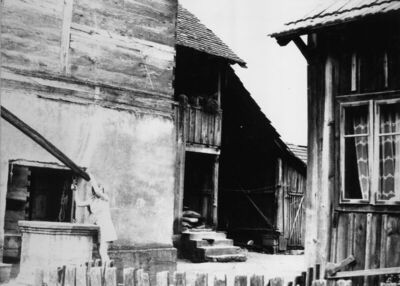 Greda Sunjska (Sunja) - Bunar za vodu s „vagom“ pripada kući