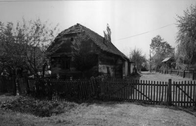 Potok (Popovača) - Stambena drvena prizemnica s okućnicom