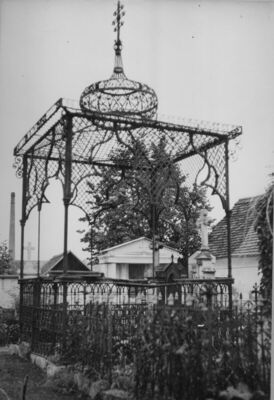 Sisak - Grob sa željeznim baldahinom Franje Biseca iz 1851. 