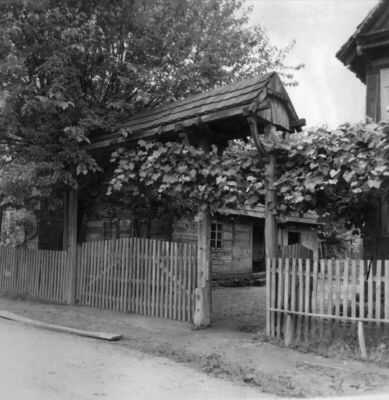 Žreme (Sunja) - Natkriveni dvorišni ulaz s ogradom pred okuć