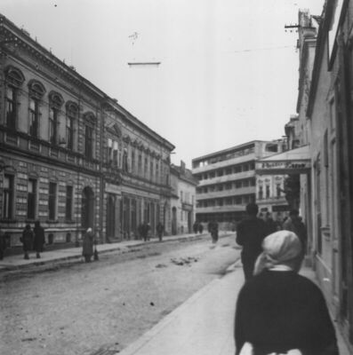 Sisak - Pogled na „Lovački rog“ (lijevo) i novu zgradu arh. 