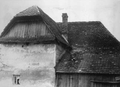 Gušće (Sisak) - Sjeverno pročelje ožbukane drvene kuće s pri