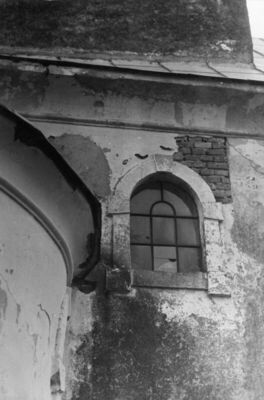 Gojlo (Kutina) - Kapela sv. Duha - Detalj: prozor kod sakris