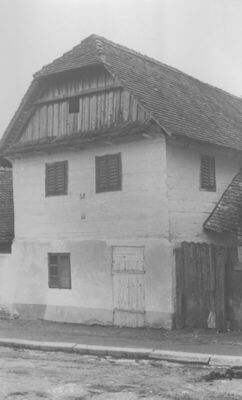 Sisak - Okrečena brvnara u Mažuranićevoj ulici kbr. 9 s otes