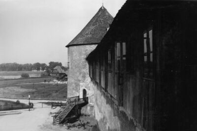Sisak - Stari grad - Pogled na ulaznu kulu s drvenom kućom u