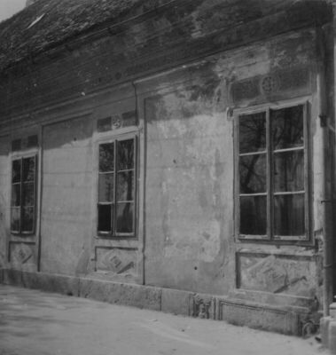 Sisak - Kuća Petrić - Pročelje kuće s uzidanim rimskim spoli