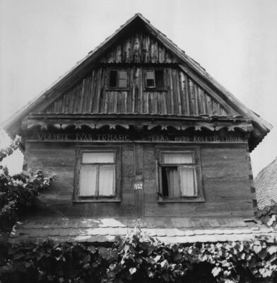 Letovanić (Lekenik) - Zabatno pročelje drvene katnice, vlasn