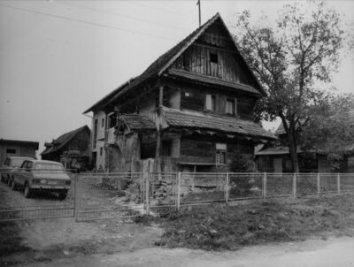 Repušnica (Kutina) - pogled na drvenu stambenu katnicu zgrad