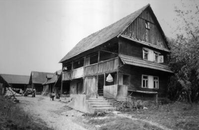 Repušnica (Kutina) - Drvena stambena katnica s uzdužnim proč