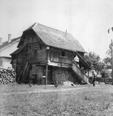 Letovanić (Lekenik) - Drvena katnica kbr. 57, građena „na hr