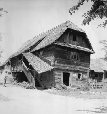 Letovanić (Lekenik) - Drvena katnica iz 1874. godine, vlasni