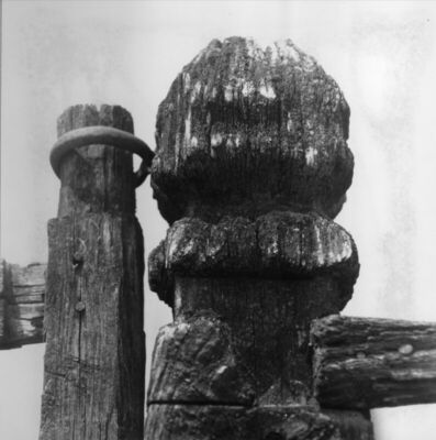 Bistrač (Sunja) - Glava stupa dvorišne ograde