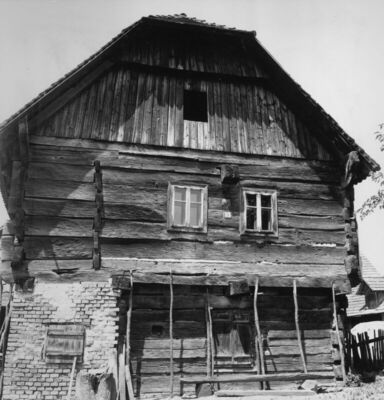 Letovanić (Lekenik) - Ulično pročelje drvene katnice kbr. 83