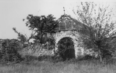 Gora (Petrinja) - Ruševna kula i zid u kompleksu crkve Sv. M