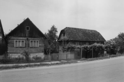 Hrastovica (Petrinja) - Dvije drvene kuće, lijeva je nova, s
