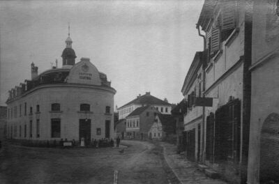 Hrvatska Kostajnica - Glavna ulica s novom zgradom gostione 